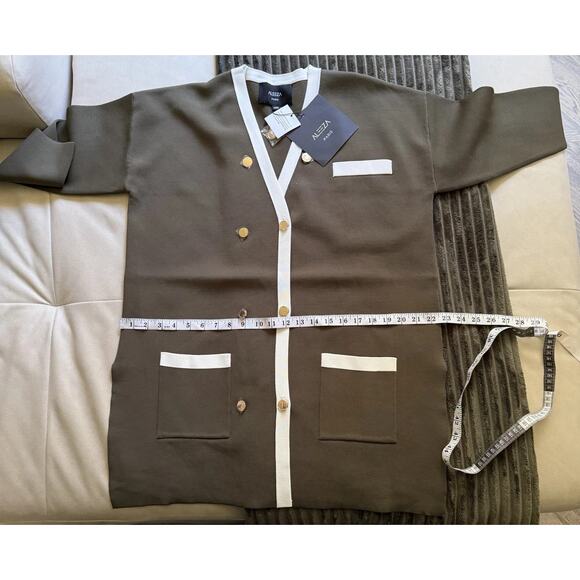 Aleeza Paris Green Cardigan- Gold Buttons Classy Size Large or XL NWT - Picture 5 of 6